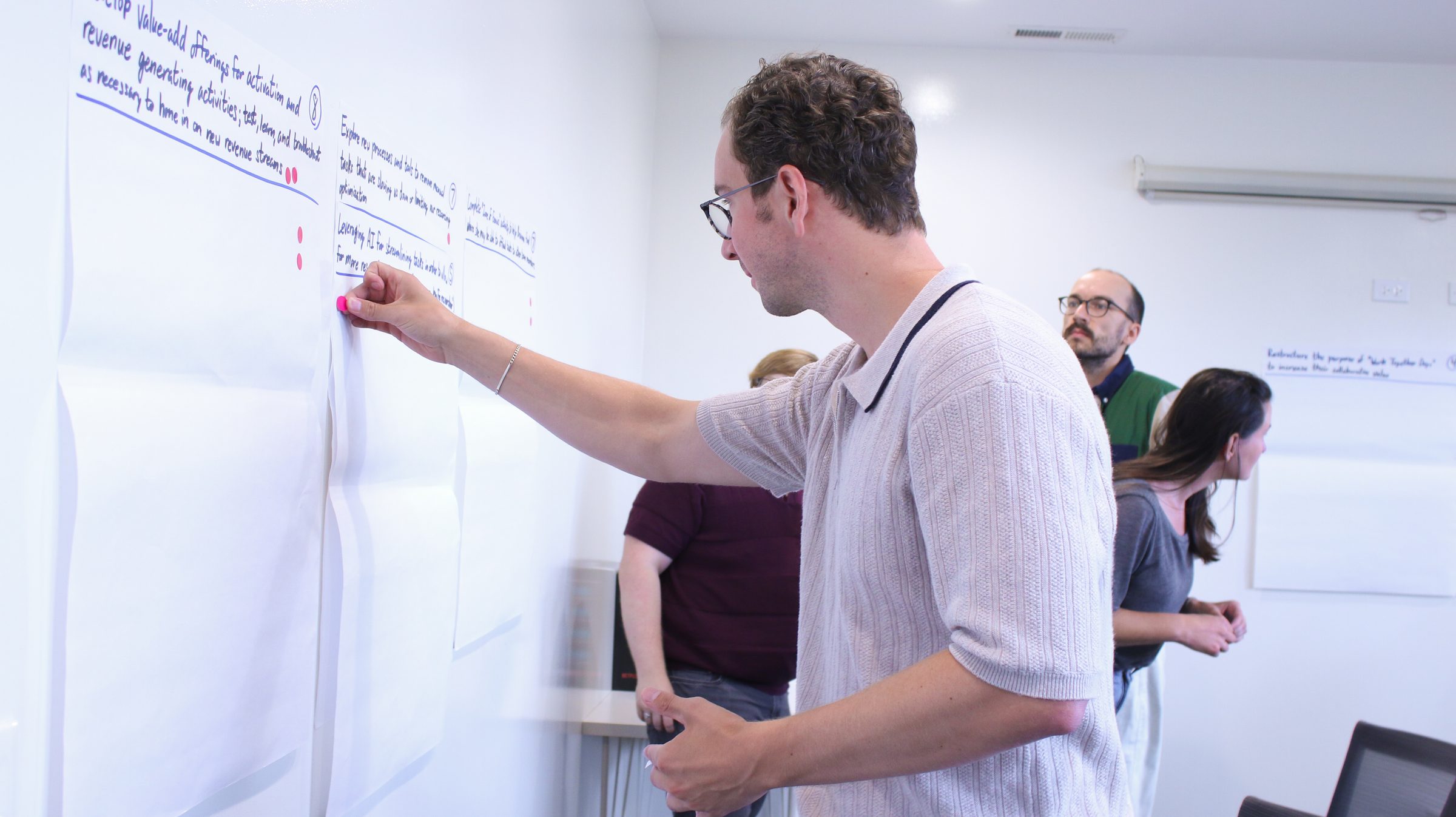 A full project team aligning around the table as a project kicks off